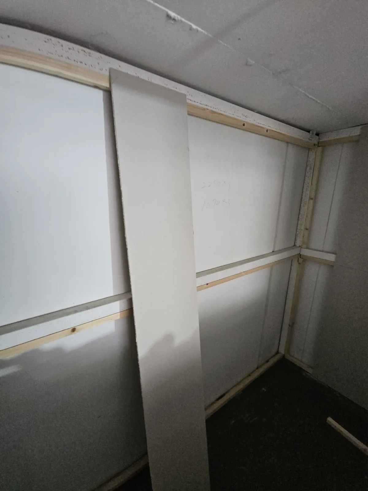 골조에 세워 맞춰 보는 석고보드 첫 장