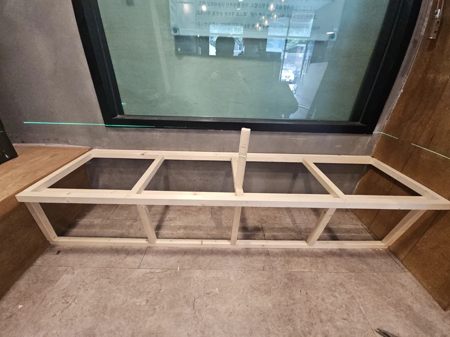 창가 벤치 목공틀 골조 작업