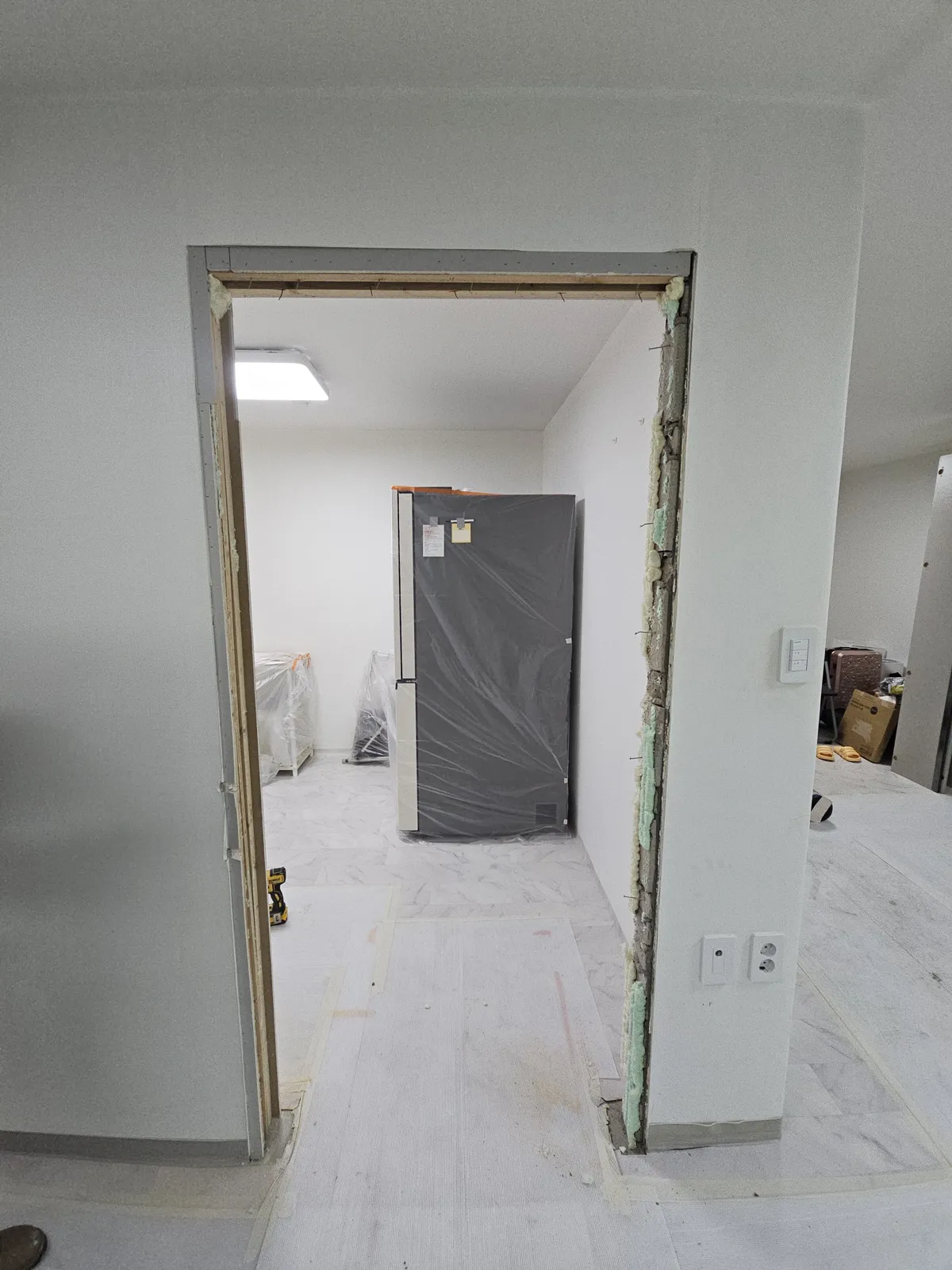 개구부 안쪽에 문틀 각재를 둘러 맞춘 상태